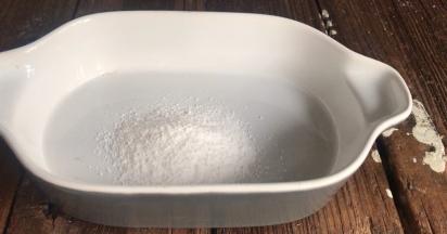 冰粉放入容器中