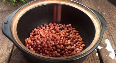 洗净沥水，放入锅中