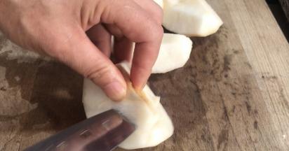 雪梨洗净后去皮、去核