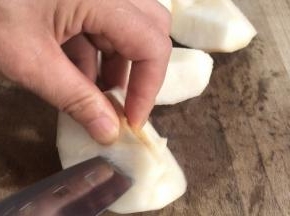 雪梨洗净后去皮、去核