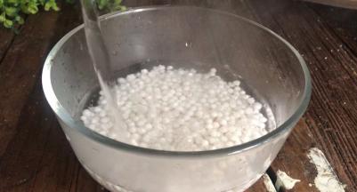 取200克左右的沸水冲洗一下西米