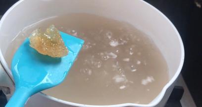 半小时后西米中加入冰糖