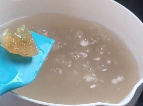 半小时后西米中加入冰糖