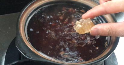 半小时后，红豆中放入冰糖，继续熬煮