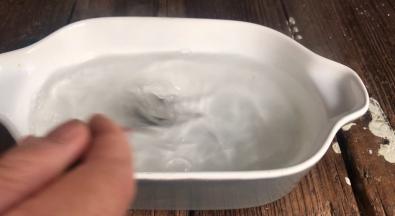 取200克左右的沸水冲泡冰粉，不停搅拌至融化后。静置凉透