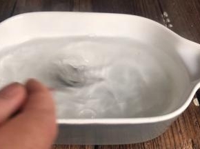 取200克左右的沸水冲泡冰粉，不停搅拌至融化后。静置凉透