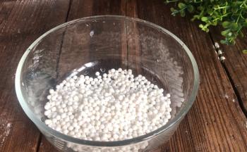 西米装入容器中