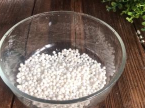 西米装入容器中