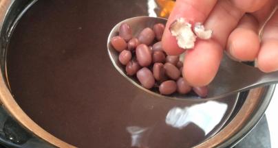 用手轻轻捏红豆，能成粉即可，关火放凉