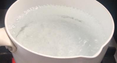 锅中烧开水