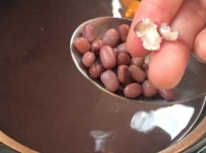 熬煮至红豆用手轻轻一捏能成粉即可