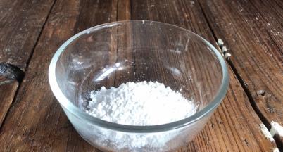 糯米粉装入碗中