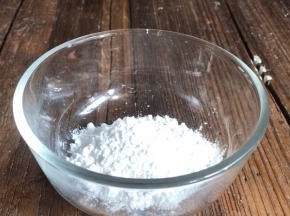 糯米粉装入碗中