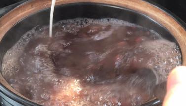 淋入红豆锅内，边淋边搅拌至浓稠糊状