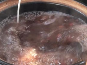 淋入红豆锅内，边淋边搅拌至浓稠糊状