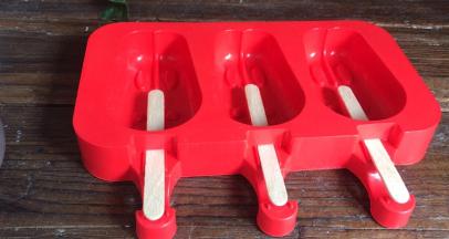 冰棒模具中插上冰棒棍