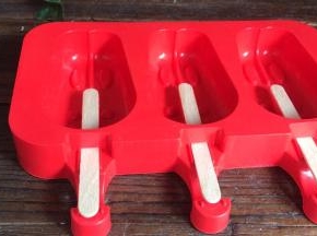 冰棒模具中插上冰棒棍