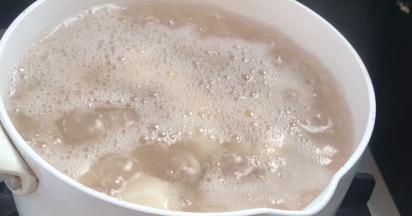 煮沸后转小火熬煮10分钟，关火焖20分钟