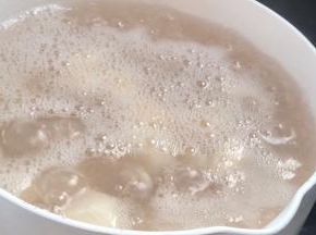 煮沸后转小火熬煮10分钟，关火焖20分钟