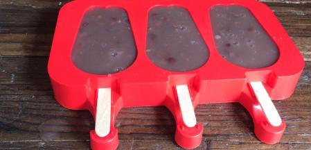 把红豆糊倒入模具中