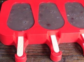 把红豆糊倒入模具中