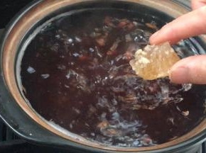 加入冰糖，拌匀至融化