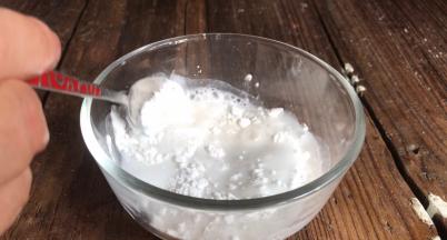 加入适量清水拌成糊状