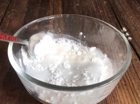 加入适量清水拌成糊状