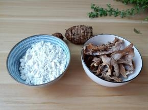 准备番薯粉，笋干与毛芋。