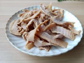 笋干提前加温水泡发。