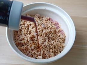 笋干猪肉放一起，加生抽1勺。