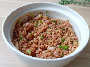 筷子顺着一个方向搅拌均匀。