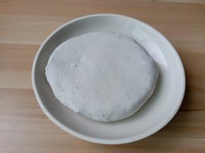 番薯粉加煮熟的毛芋，用手快速揉成团【毛芋要用刚出锅的，可以带手套揉】