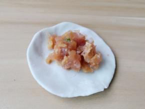 揪一点毛芋面团，加入肉馅。