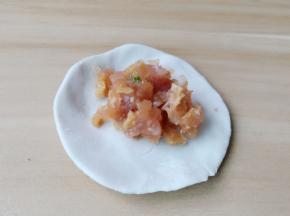 揪一点毛芋面团，加入肉馅。