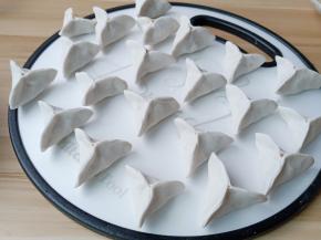 捏成这样的三角。