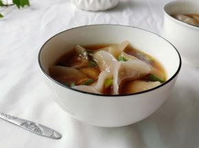 锅里加水放芋饺煮熟，碗里加一点生抽、猪油、葱花，加入煮熟的芋饺。