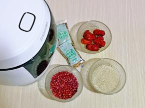 准备食材及电饭煲，食材可以根据个人喜好调换，红豆也可以不放，根据自己喜欢来定。