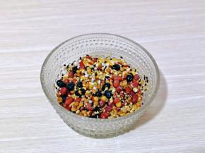 将十二谷杂粮放入器具中，用冷水冲洗干净。