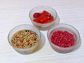 红豆同样洗干净，加入纯净水泡2小时，大枣洗干净，泡10分钟。
