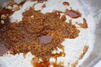 面粉倒入锅中，加入粥。