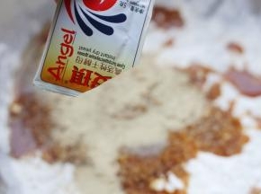 加酵母。