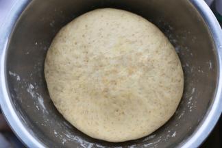 盖上保鲜膜发酵至2倍大，取出面团揉一下排出气体再进行二次发酵。