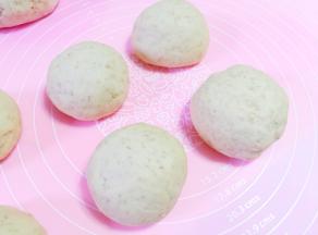 然后把面团分成均等大小，搓成喜欢的形状。