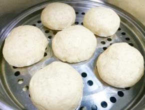 放入刷好油的蒸锅中，冷水上锅，水开后蒸15分钟，关火再焖5分钟，超营养的藜麦红糖馒头就做好啦。