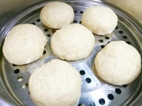 放入刷好油的蒸锅中，冷水上锅，水开后蒸15分钟，关火再焖5分钟，超营养的藜麦红糖馒头就做好啦。