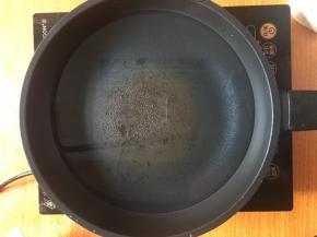 起锅倒入适量清水、少许盐；