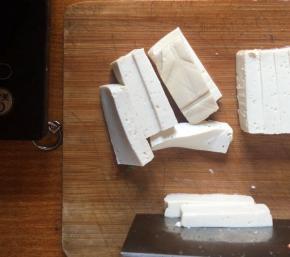 过凉水切成薄片；