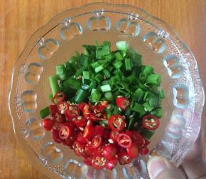 香葱、韭菜、辣椒切碎放入碗中；