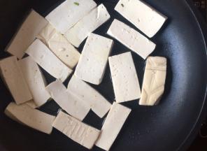 将豆腐块依次放入锅中；